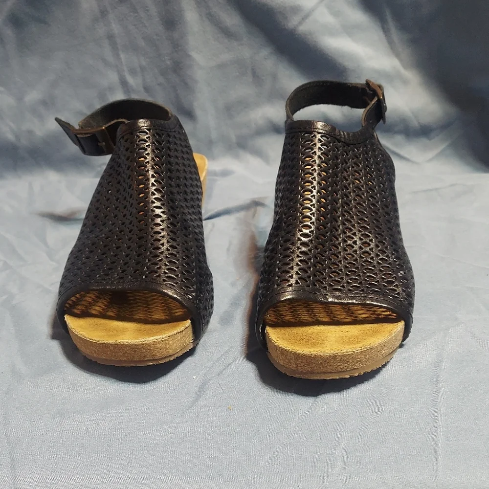 Eric Michael Phoebe Black Laser Cut Leather Cork Wedge Sandals Size 39/8.5